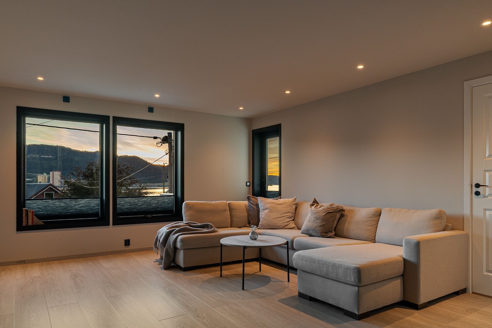 De store vindusflatene gir rikelig med naturlig lys og en flott utsikt mot fjorden, samtidig som de bidrar til en behagelig romfølelse. Galleribilde