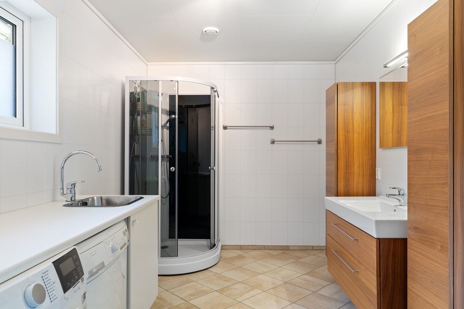 Badet har tidsmessig innredning hvor det er gode oppbevaringsmuligheter. Nytt dusjkabinett fra 2025. Galleribilde