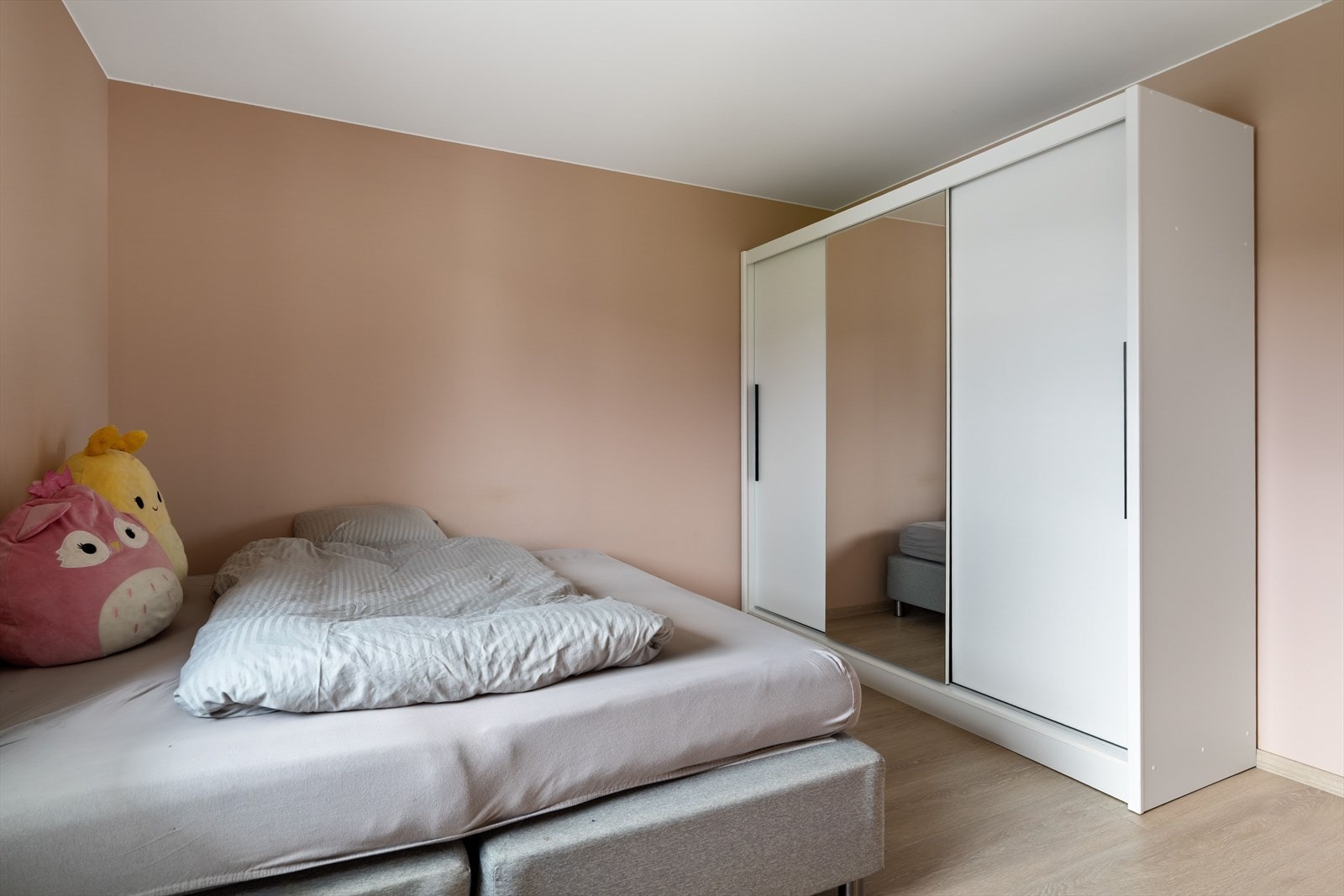 Også her finner man et fleksibelt soverom, som også kan innredes som f.eks. kontor eller kjellerstue. På dette rommet er det også gulvvarme. Galleribilde