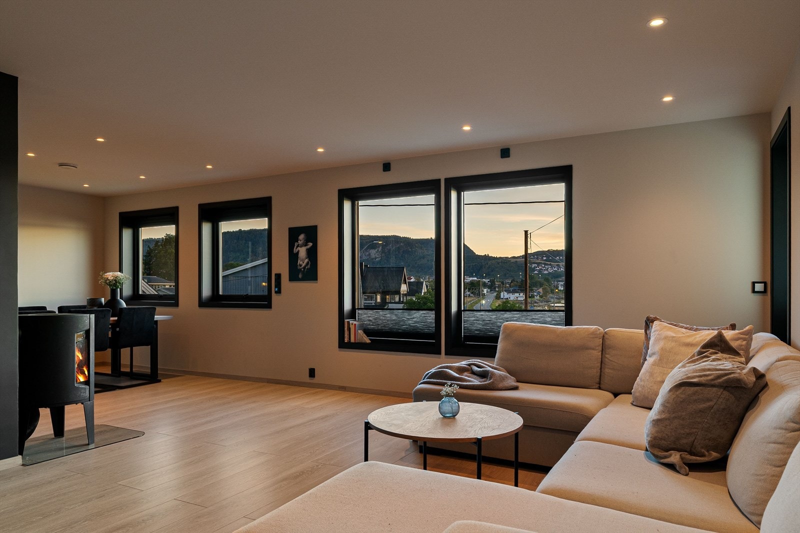 Planløsningen gjør at stuen og kjøkkenet er naturlig delt opp i ulike seksjoner. Det er etablert downlights i taket og varmefolie i gulvet på stue- og kjøkkendelen. Galleribilde