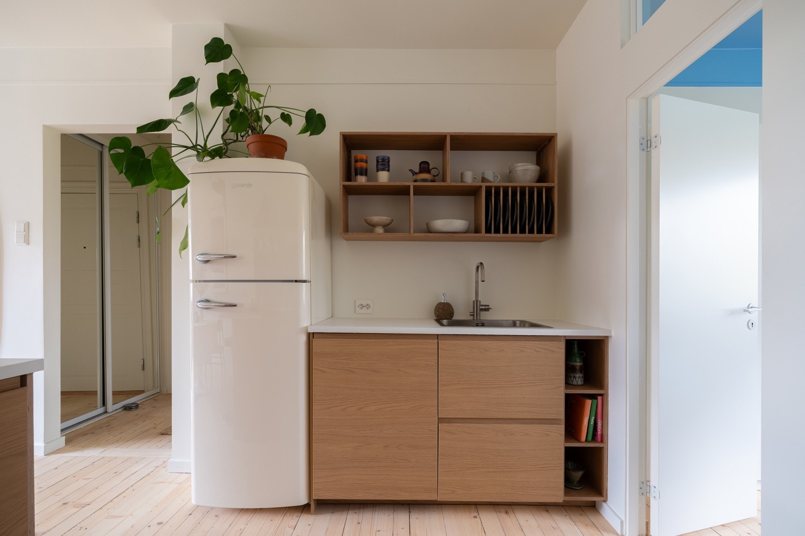 Det er integrert komfyr, induksjonstopp og oppvaskmaskin, samt plass til frittstående kjøleskap med frysedel. Galleribilde