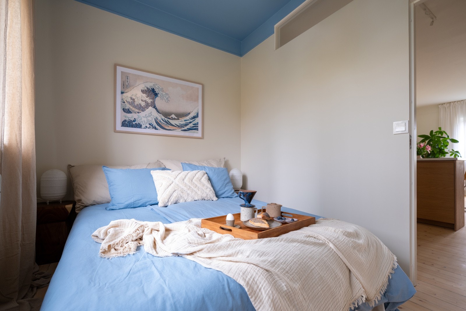 Rommene er romslige med plass til dobbeltseng, nattbord og annet ønsket møblement. Galleribilde