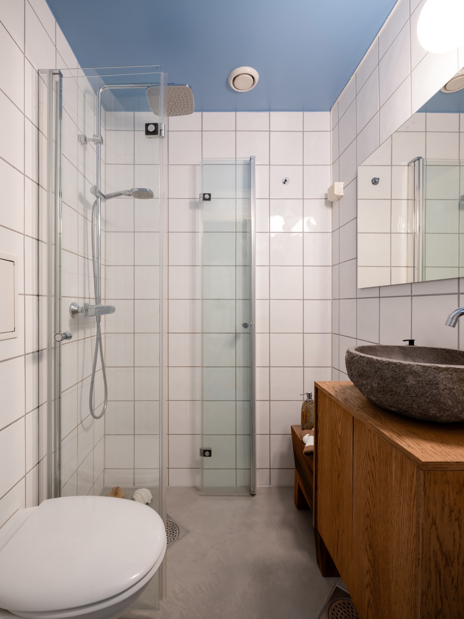 Delikat baderom fra 2004 med varmekabler i gulv. Det er plass og opplegg for vaskemaskin. Galleribilde