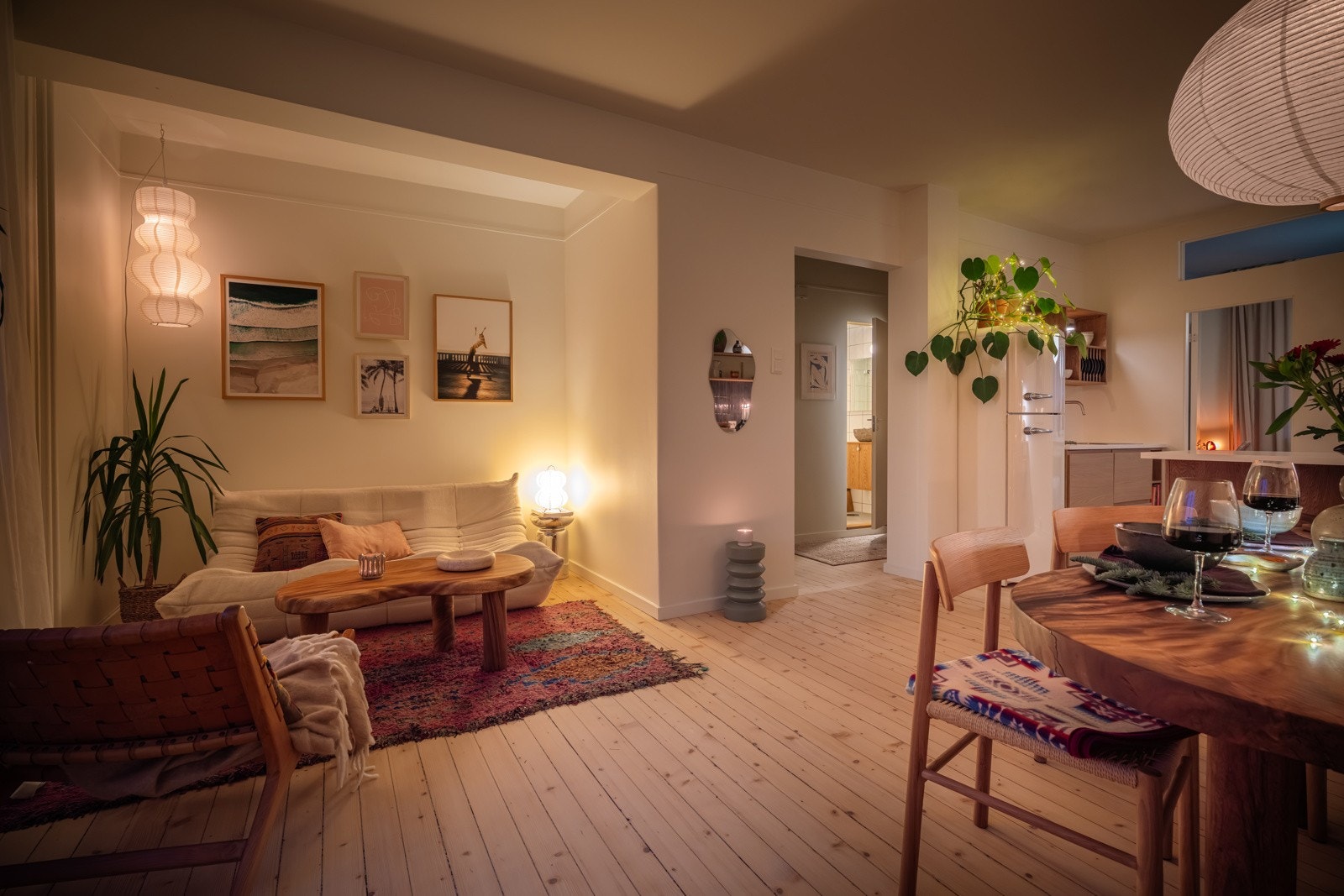 Store vindusflater slipper inn rikelig med naturlig lys, og skaper en god romfølelse. Galleribilde