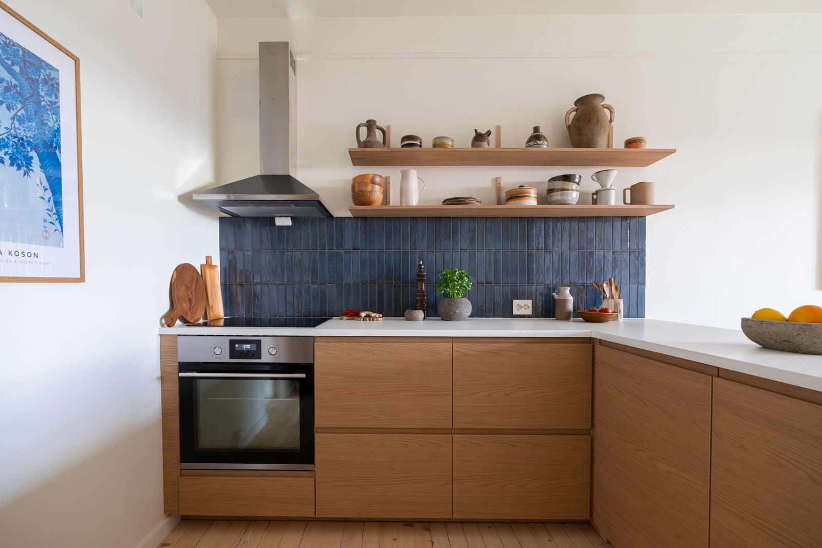 Innredningen har glatte fronter, benkeplate av laminat og nedsenket oppvaskkum. Galleribilde