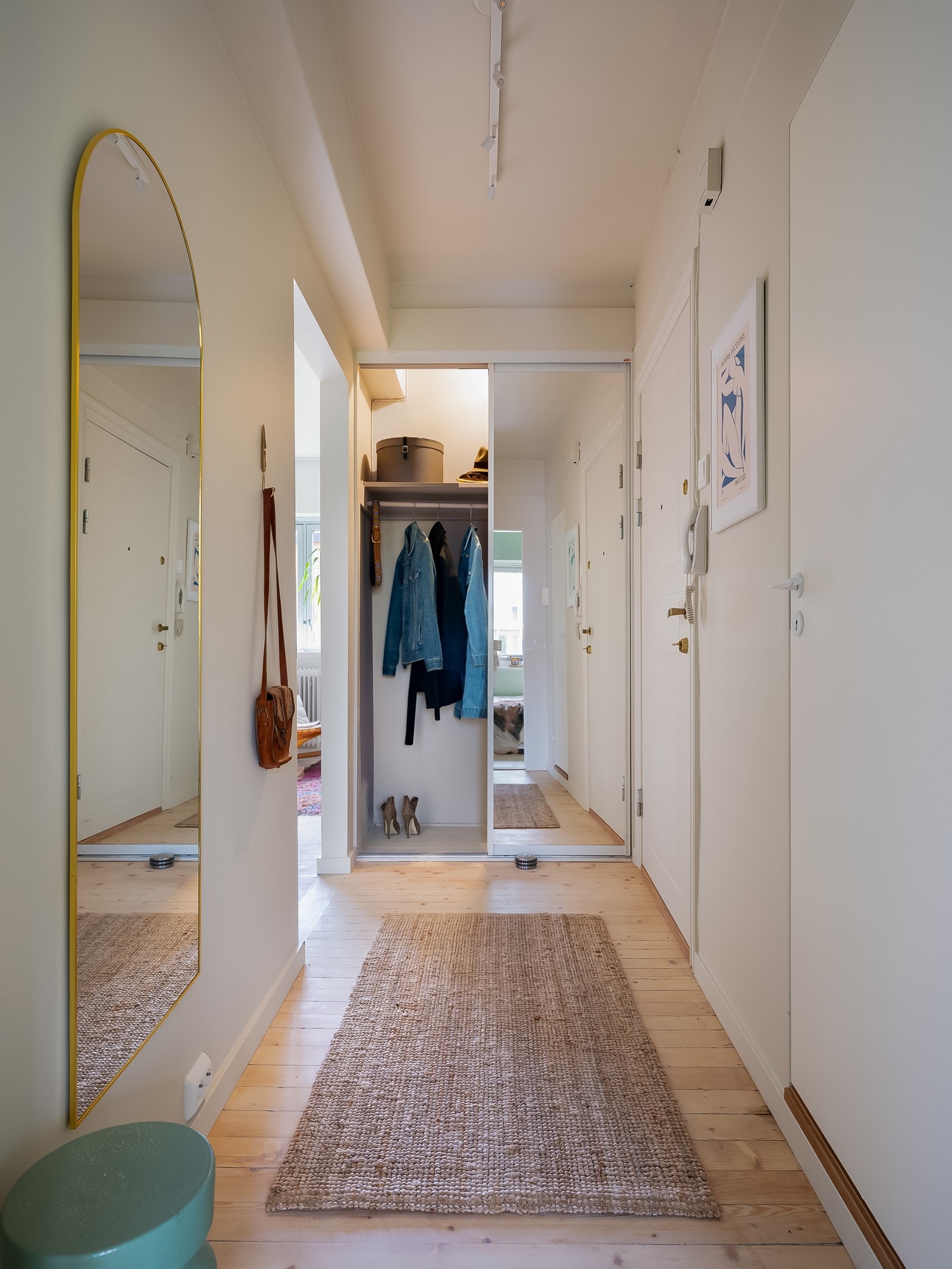 Lys og innbydende entré med plass til oppgang av ytterklær og plassering av sko. Galleribilde