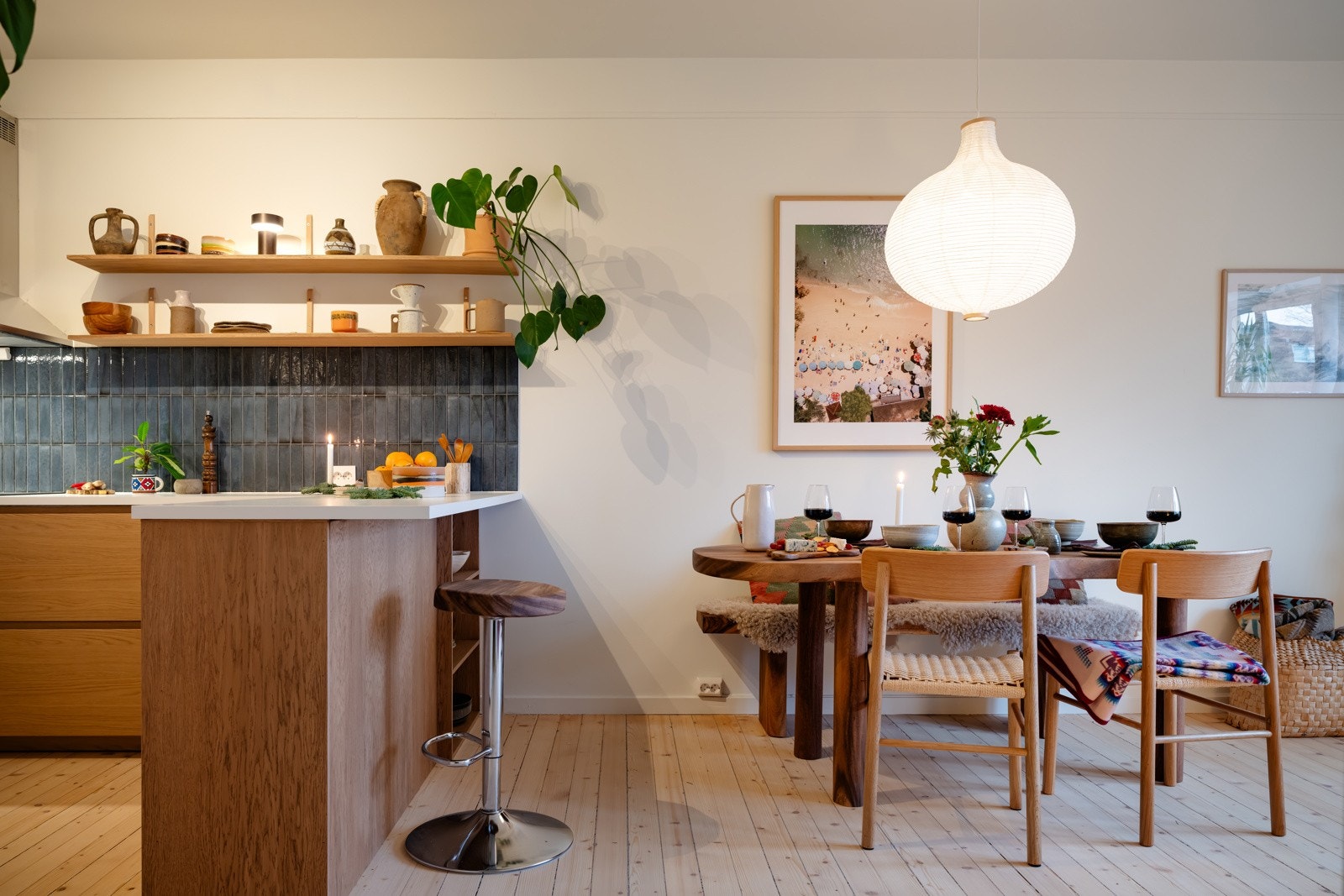 Stuen byr på gode møbleringsmuligheter med plass til sofagruppe med tilhørende møblement, tv-seksjon og spisebord. Galleribilde