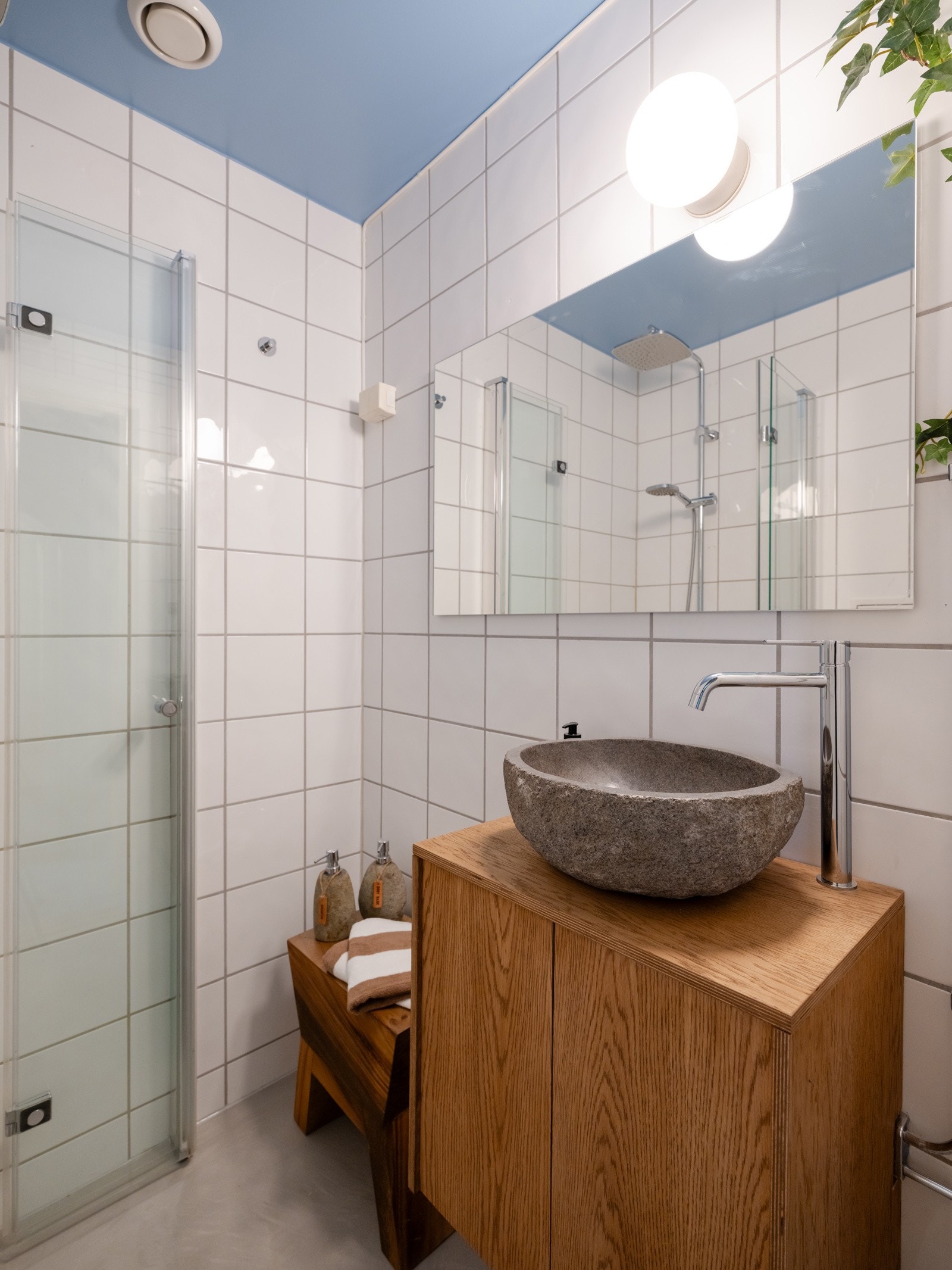 Baderommet ble oppgradert i 2025 med mikrosement på gulvet og ny baderomsinnredning. Galleribilde