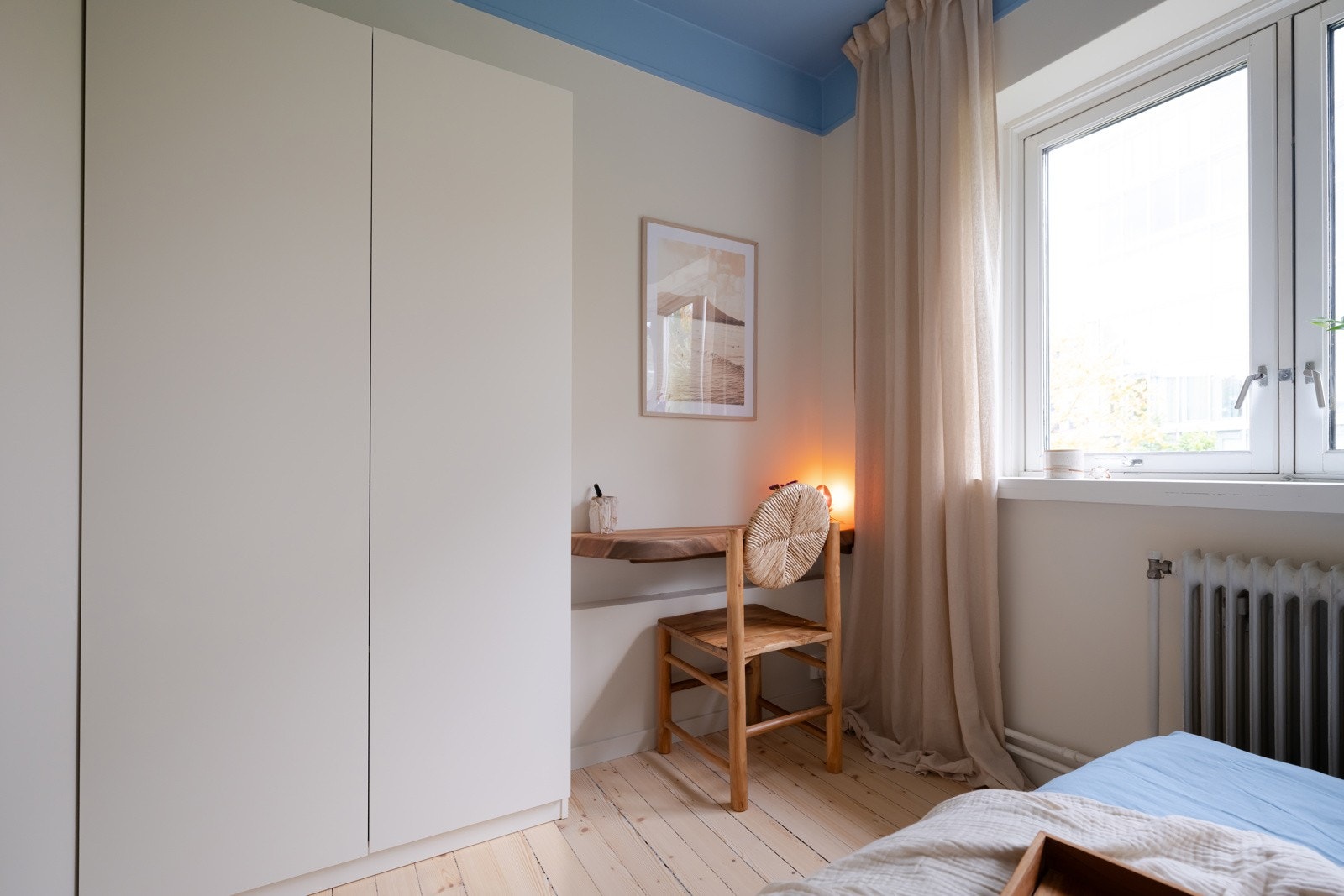 God oppbevaringsplass i garderobeskap som medfølger. Galleribilde