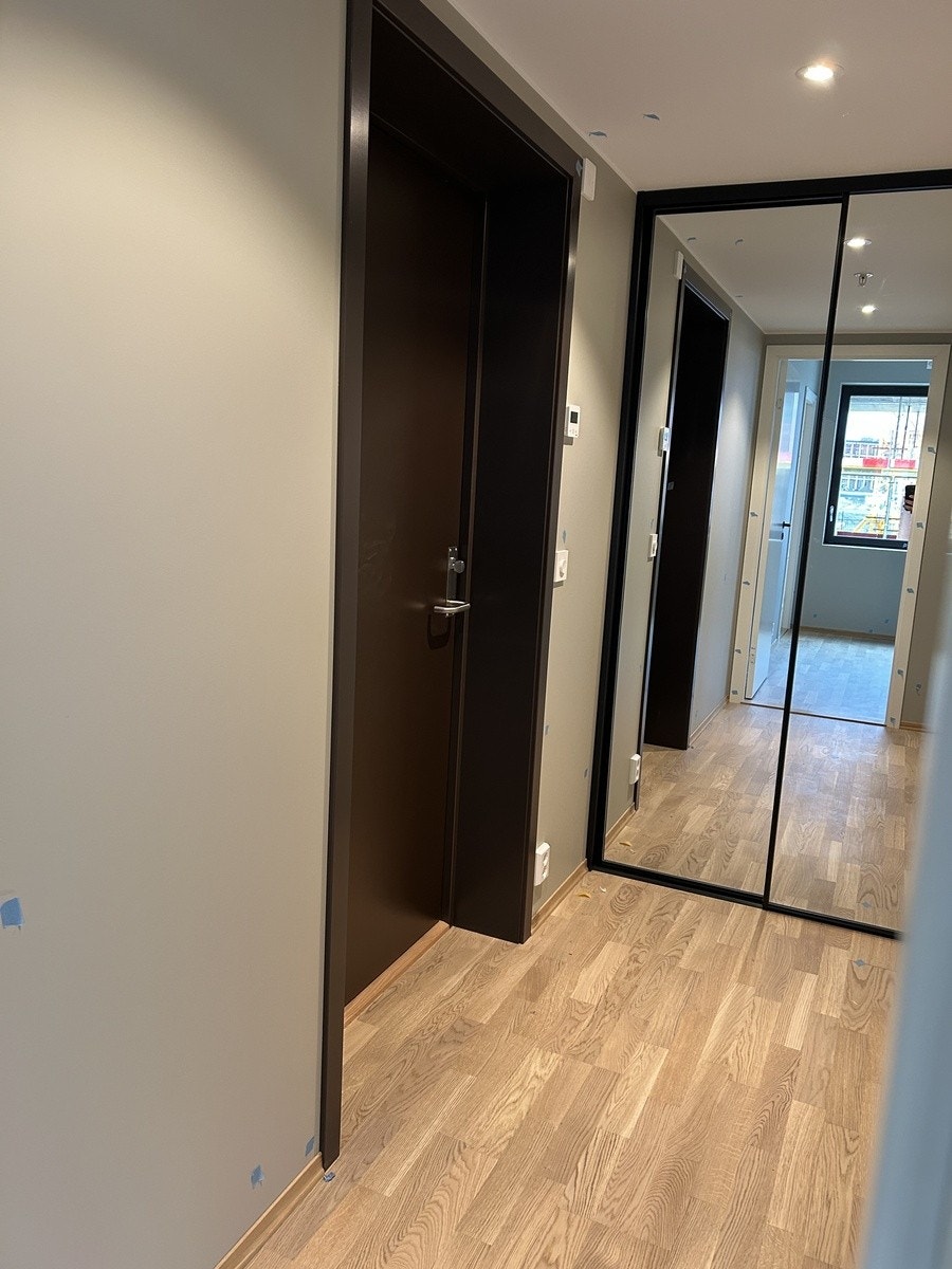 Gang med garderobe Galleribilde