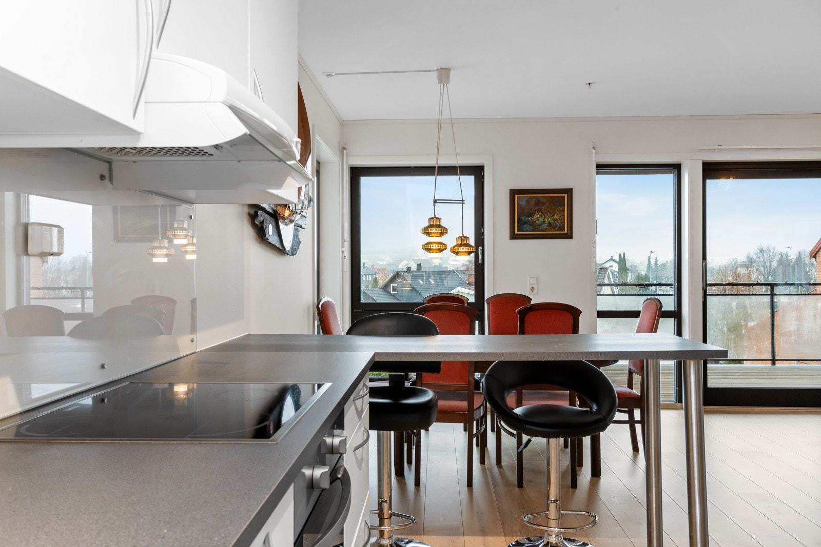 Kjøkkenet kan by på rikelig med benk og skapplass. Galleribilde