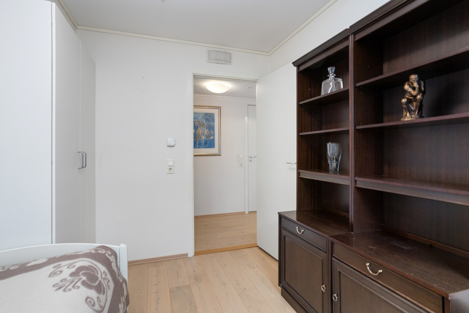 Rommene er identiske og fungerer praktisk som gjesterom, barnerom eller hjemmekontor. Galleribilde