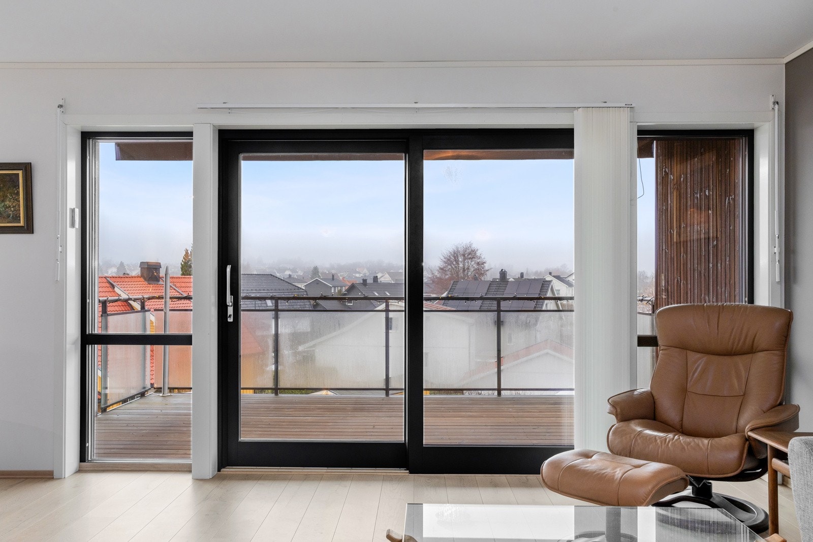 Fra stuen er det adkomst til boligens takoverbygde balkong. Galleribilde