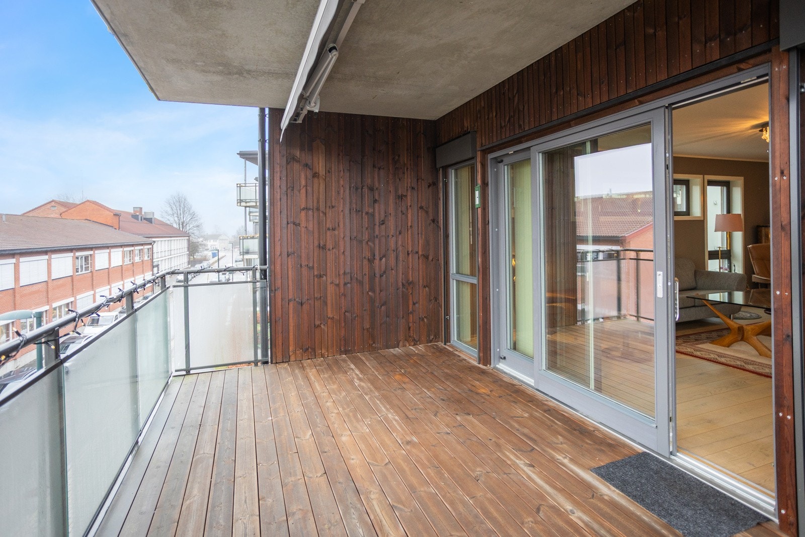 Balkongen har elektrisk markise. Galleribilde