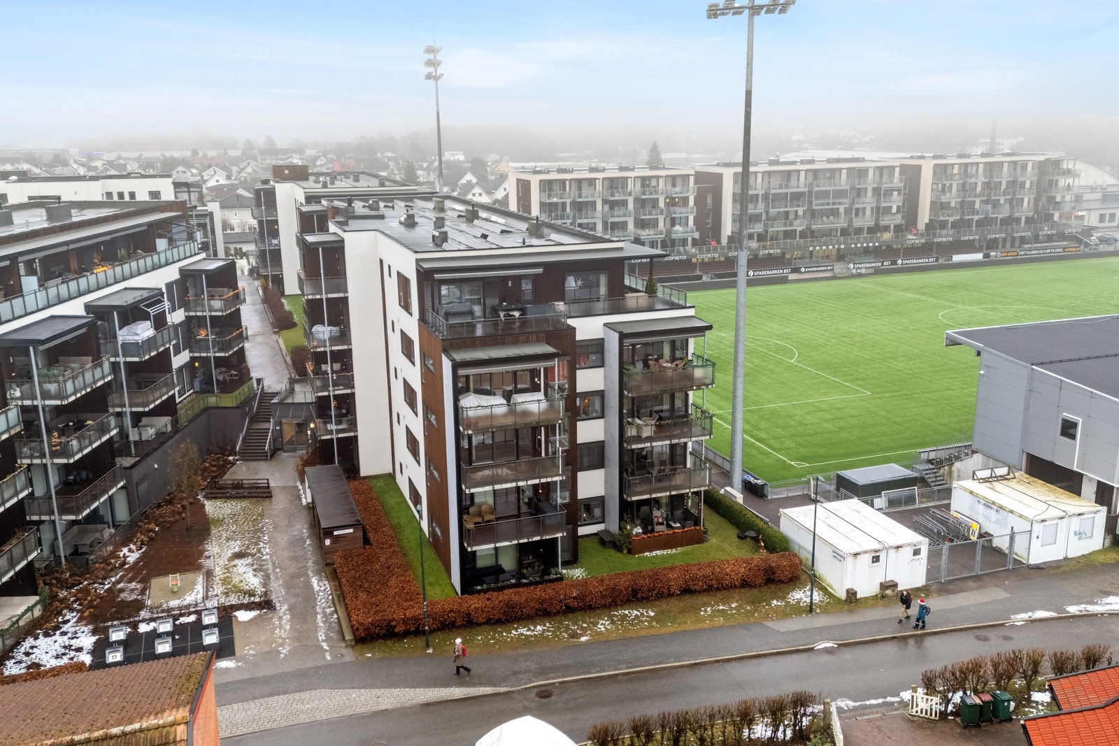 Fra leiligheten er det kun minutter til skole, barnehage, dagligvare og kollektivt. Galleribilde