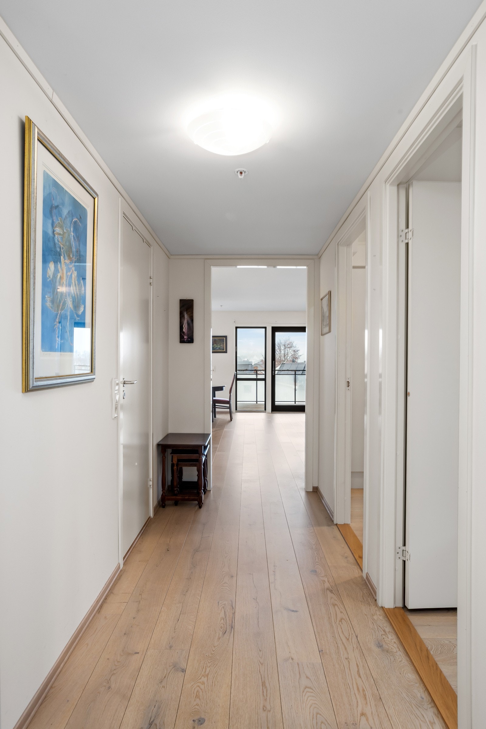 Gangen leder videre inn mot to soverom, bad, bod og stue/kjøkken. Galleribilde