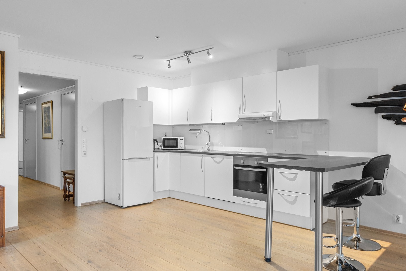 Kjøkkenet har en åpen og praktisk løsning med stuen. Galleribilde