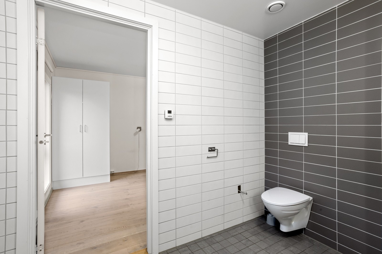 Badet er flislagt og har varme i gulv. Galleribilde