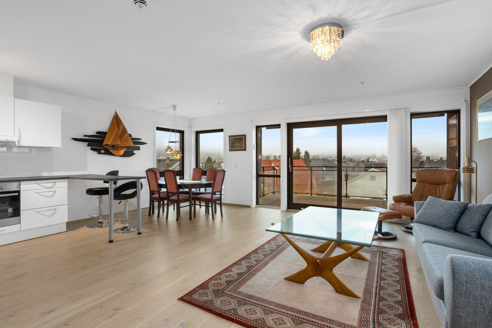 Stuen er romslig med store og gode vindusflater. Galleribilde