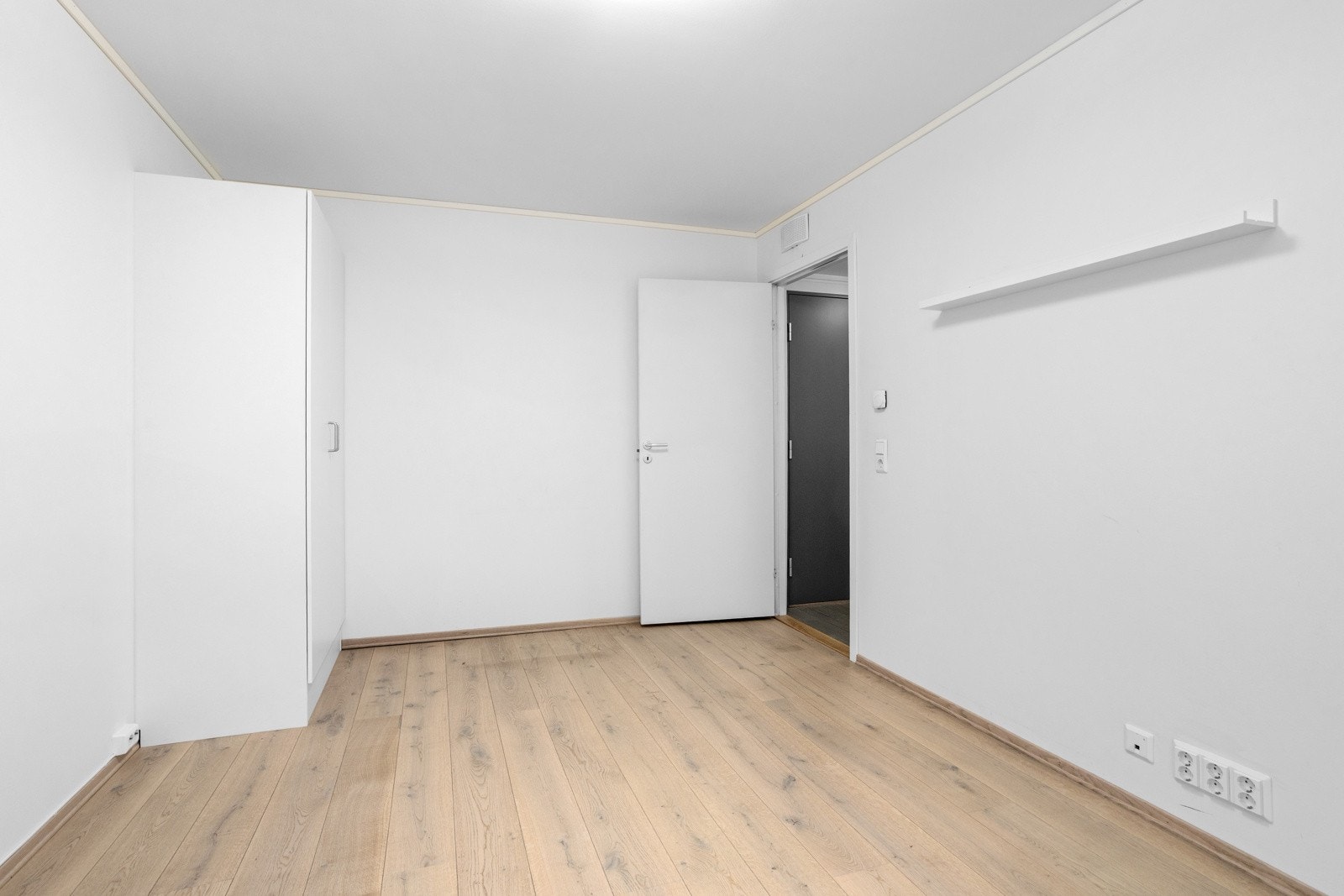 Rommet har bra tilgang til naturlig lys via god vindusflate. Galleribilde