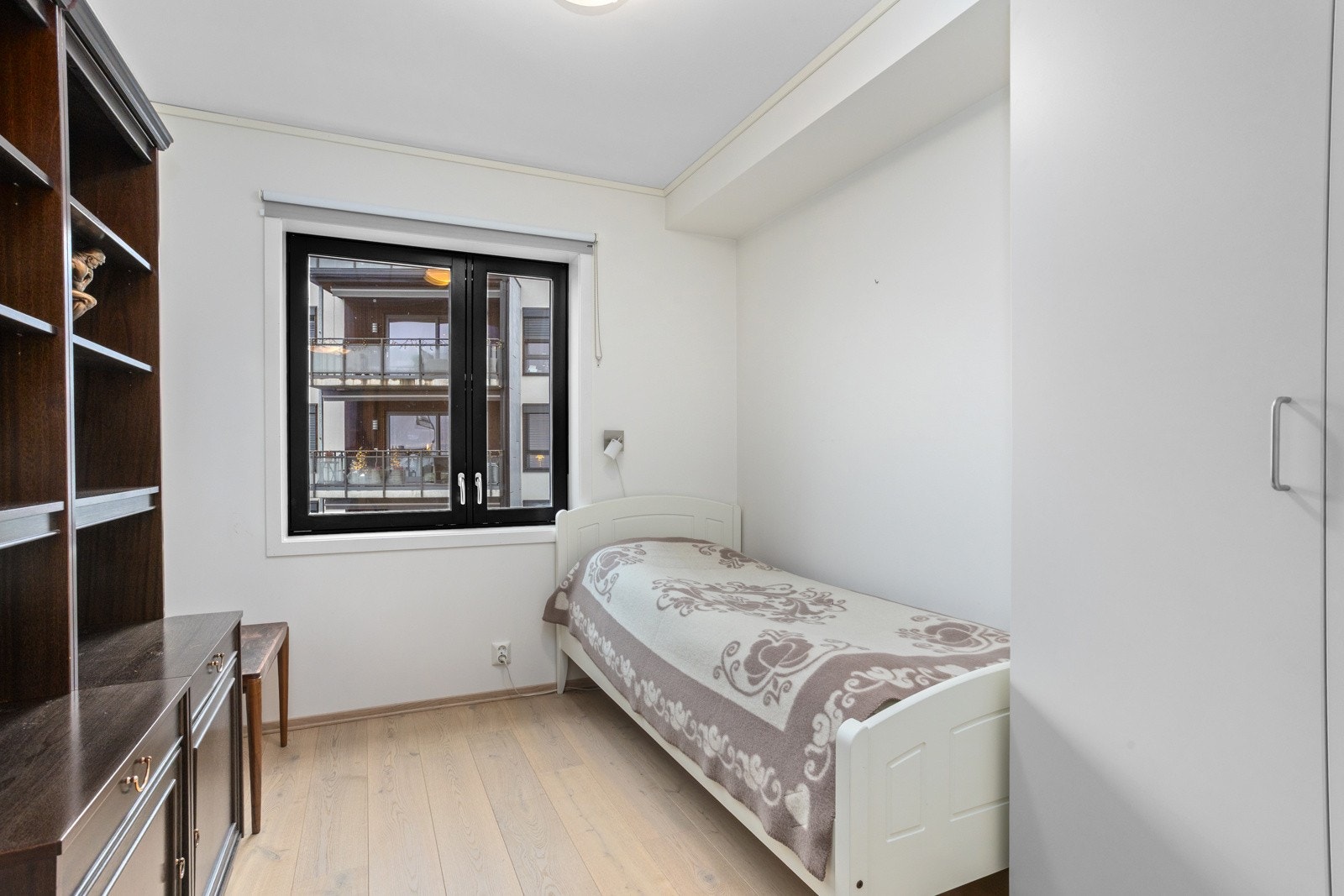 Leilighetens resterende soverom har god plass til seng, nattbord og tilhørende møblement. Galleribilde