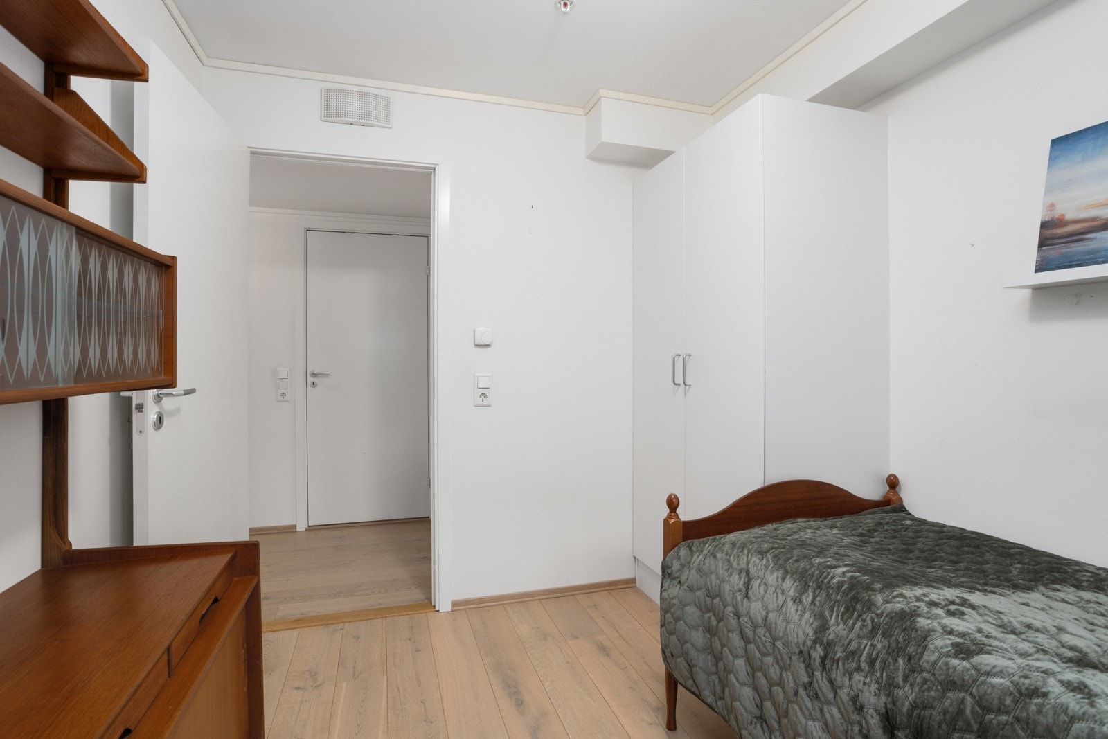 Begge rommene kan også by på store garderobeskap med god plass til oppbevaring. Galleribilde