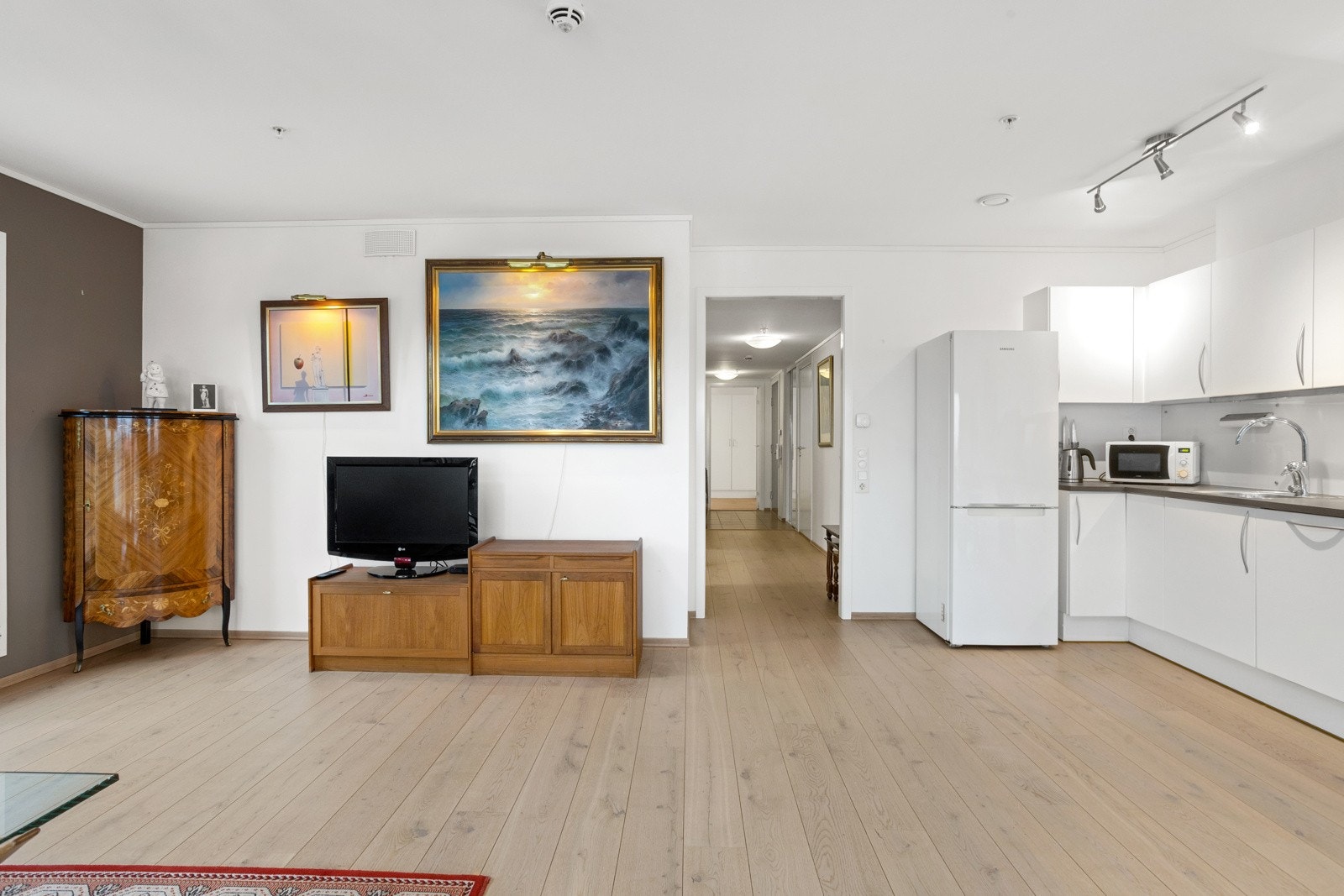 Hele leiligheten har lyst, fint en stavs parkettgulv. Galleribilde