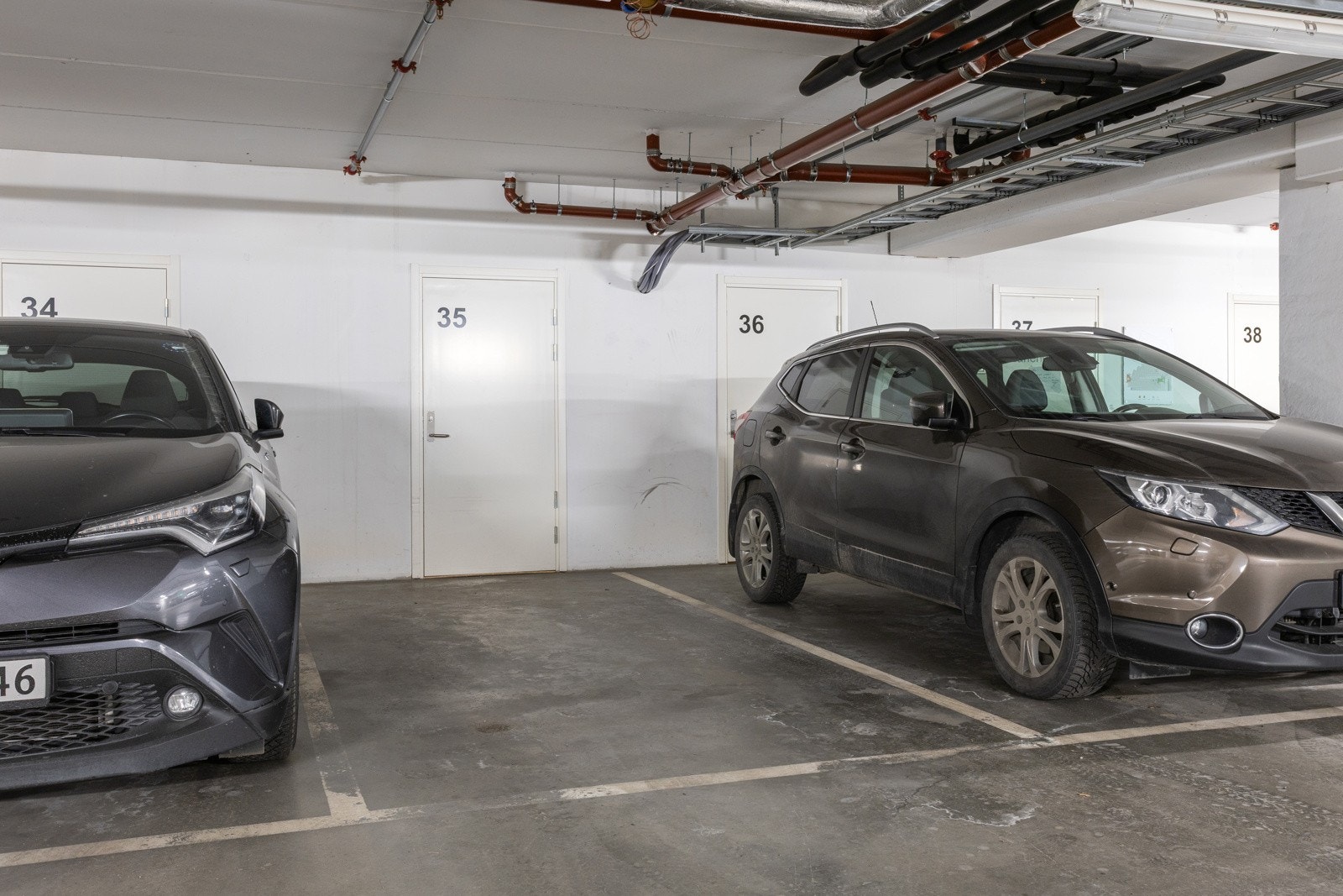 Med leiligheten medfølger det en bil oppstillingsplass i felles garasjekjeller. Galleribilde