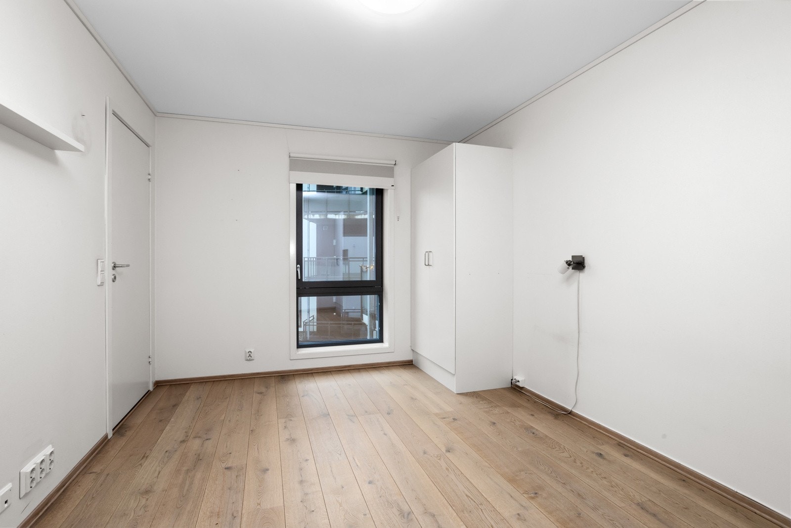 Boligens hovedsoverom er romslig og har god plass til en dobbeltseng, nattbord og tilhørende møblement. Galleribilde