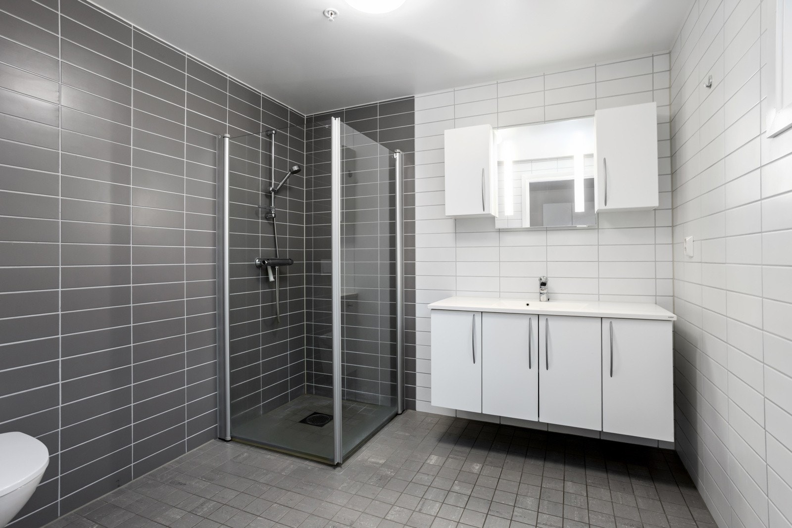 Badet har direkte adkomst fra hovedsoverommet. Galleribilde