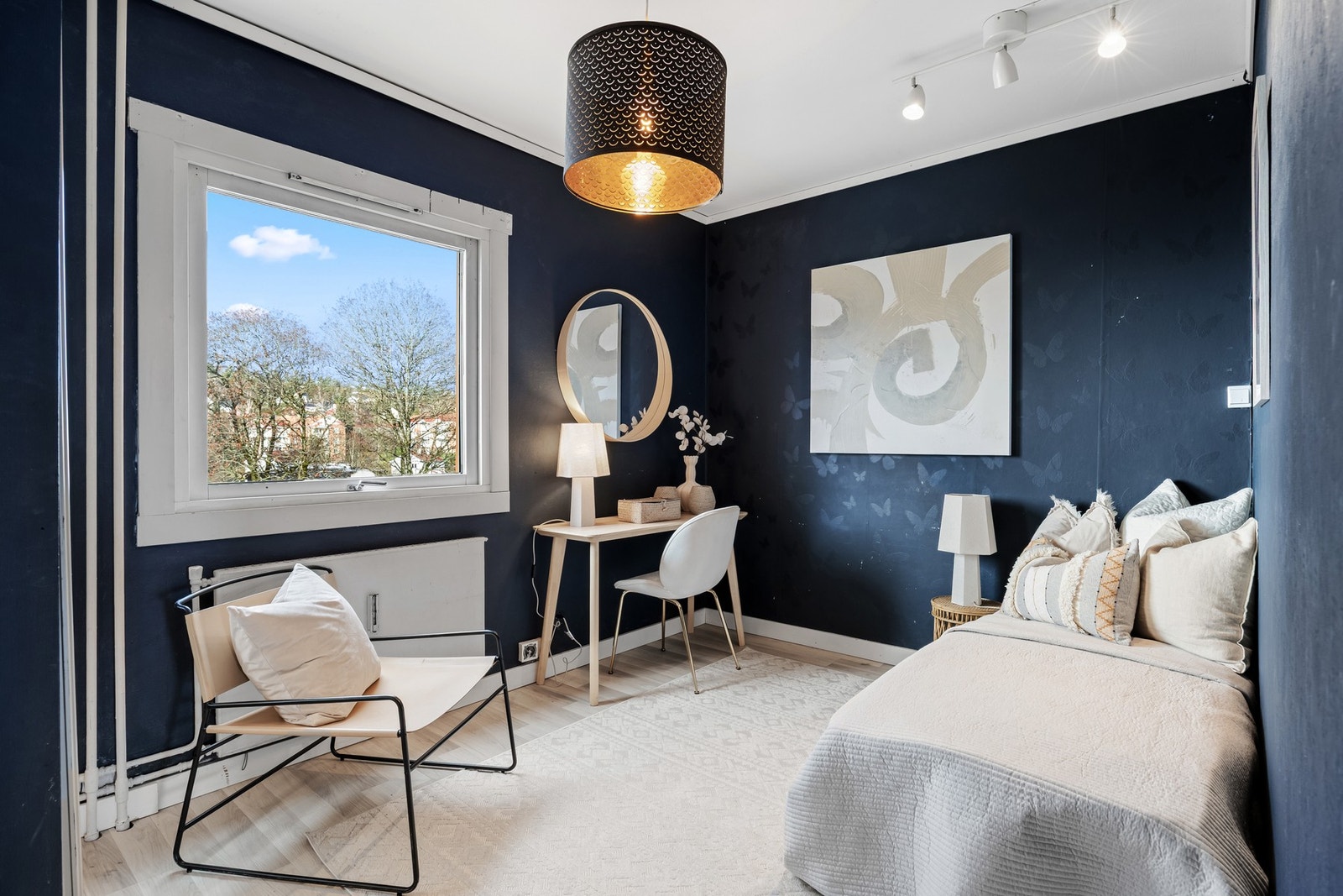 Soverom II er av litt mindre størrelse, men har plass til seng og skrivepult i tillegg til fastmontert skyvedørsgarderobe. Galleribilde