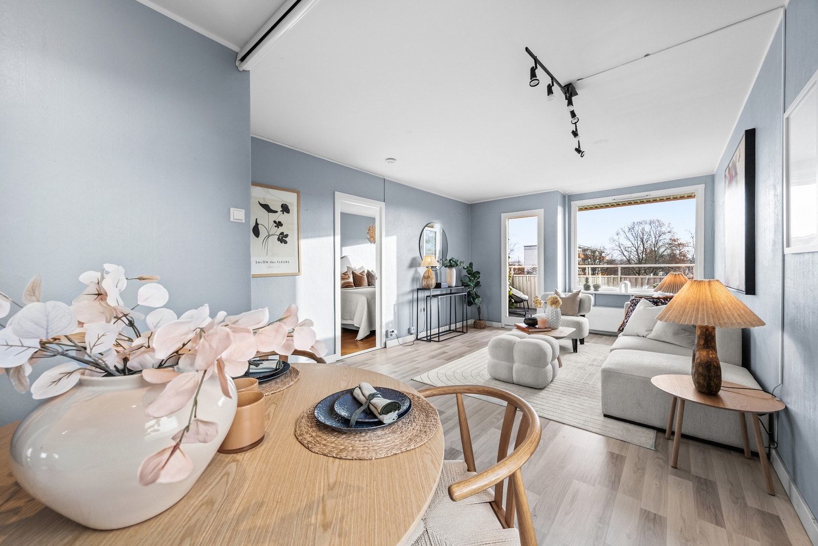 Boligen ligger på enden av blokken som gir ekstra vindu og godt med lysinnslipp. Galleribilde