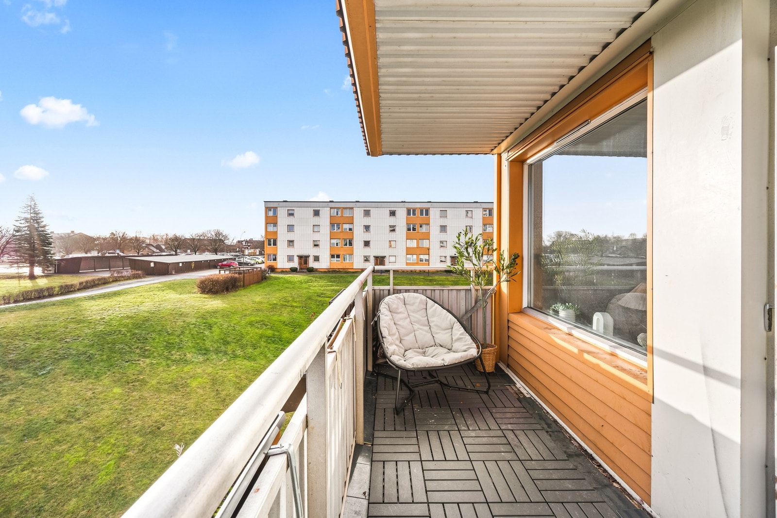 Plassen måler ca. 7 kvm så her er det plass til sittegrupper, grill og diverse beplantning. Galleribilde