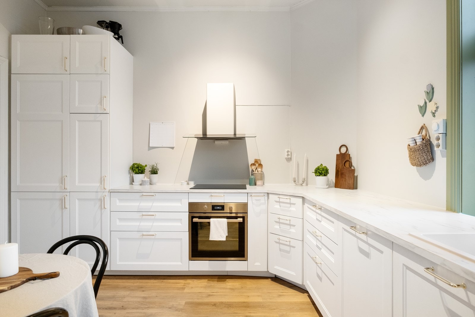 Kjøkkeninnredningen er fra IKEA og består av profilerte fronter. Benkeplaten er av laminat med en nedfelt kum i kompositt/plast Galleribilde