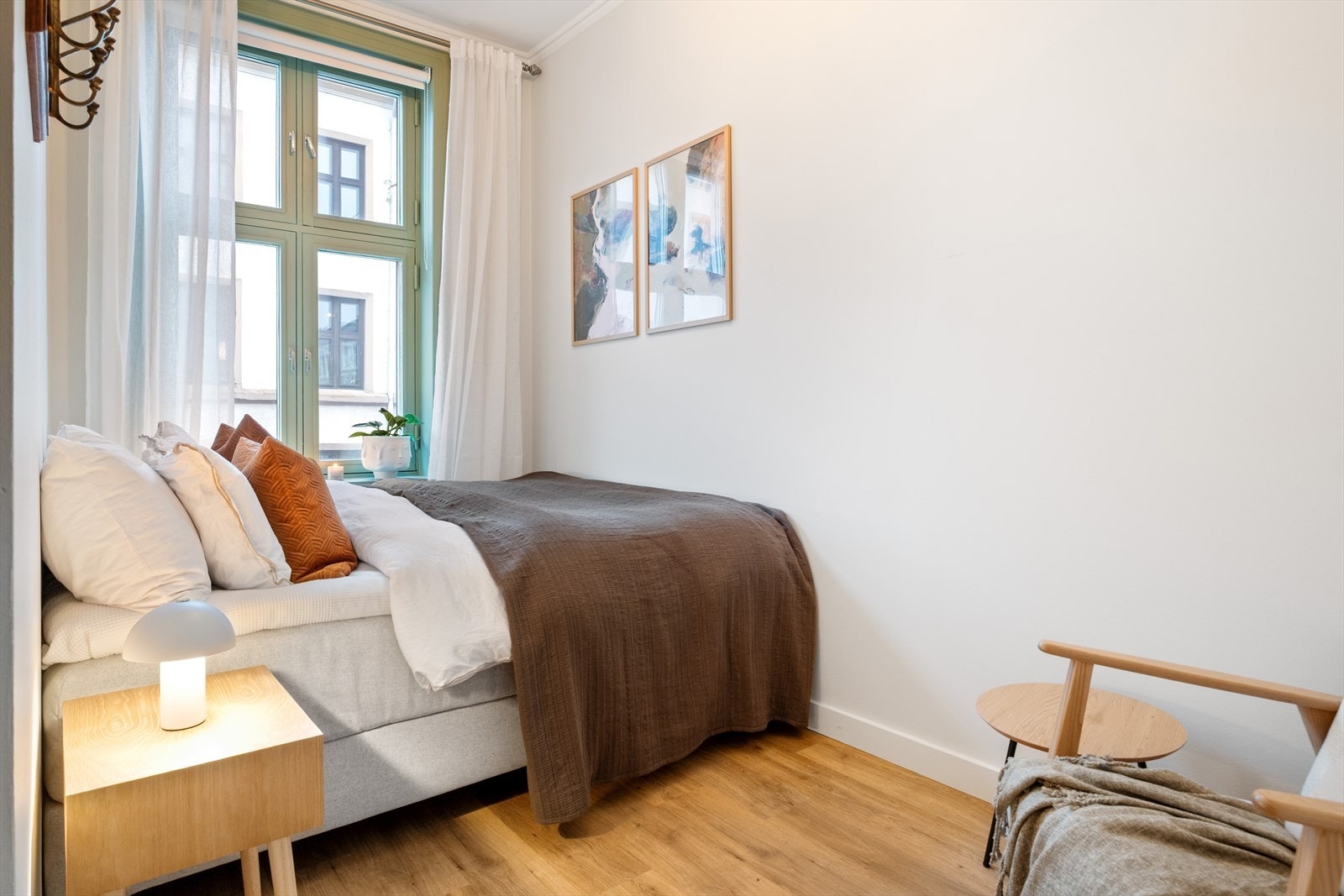 Det er god plass til å innrede med en dobbeltseng og nattbord i rommet, samt garderobeskap Galleribilde