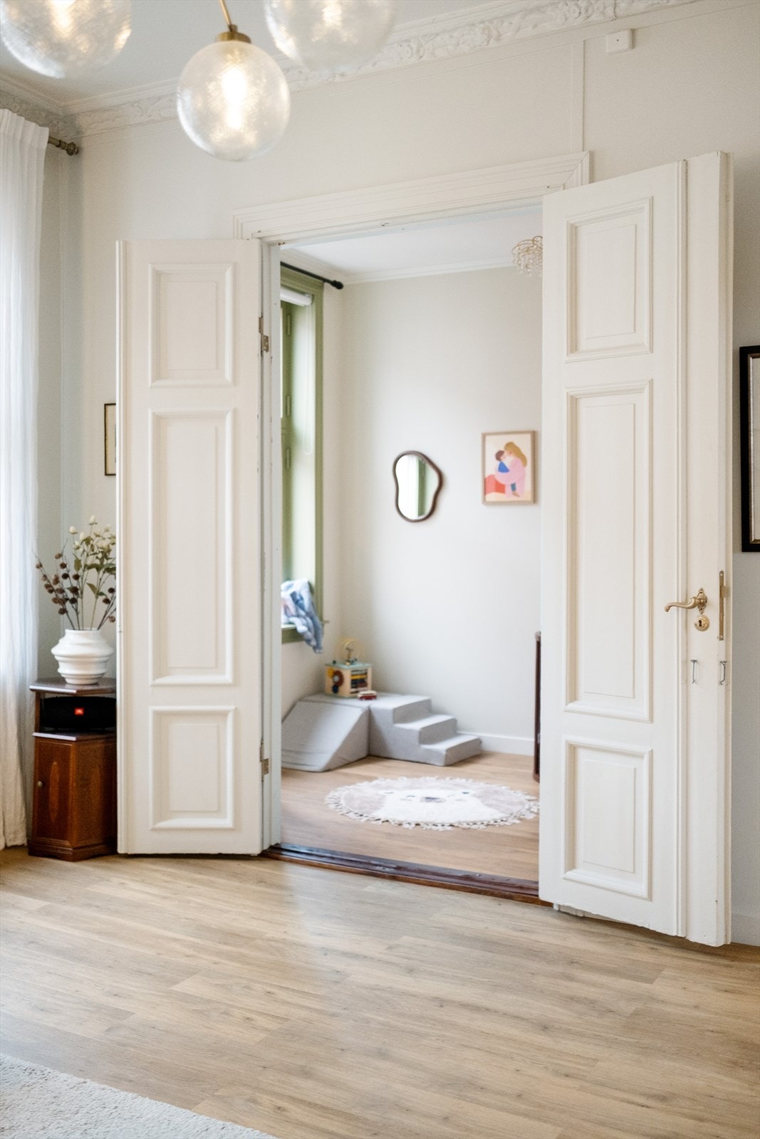 Original tofløyet dør mot det ene soverommet Galleribilde