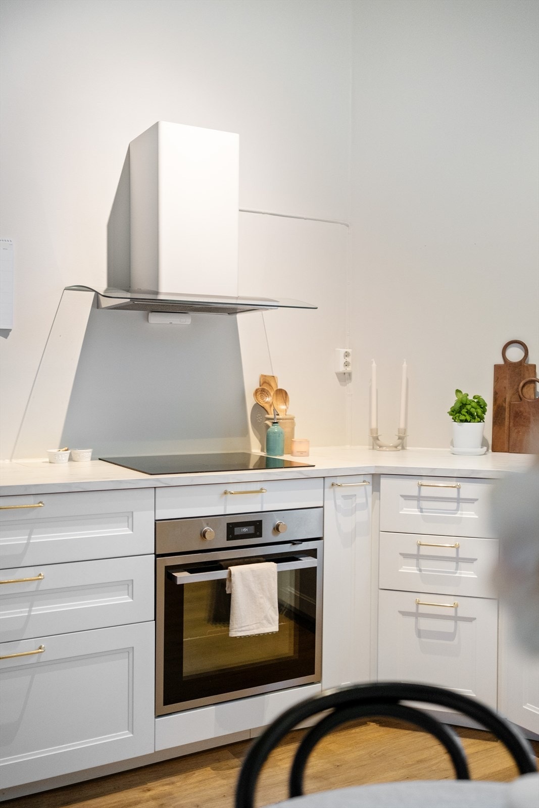 Integrert platetopp, stekeovn, oppvaskmaskin og kjøle-/fryseskap. Over stekesonen er det en ventilatorhette i hvitlakkert stål med kullfilter Galleribilde