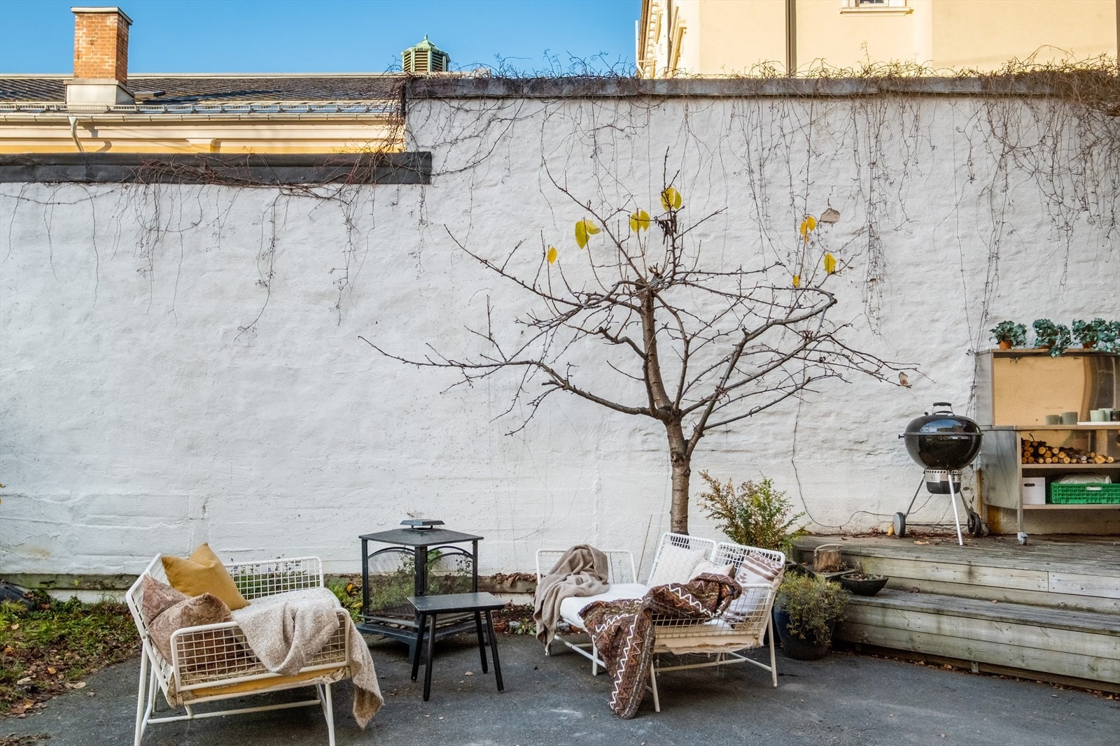 Her er det satt opp benker og bord og her er det satt opp en grill til borettslagets felles benyttelse Galleribilde