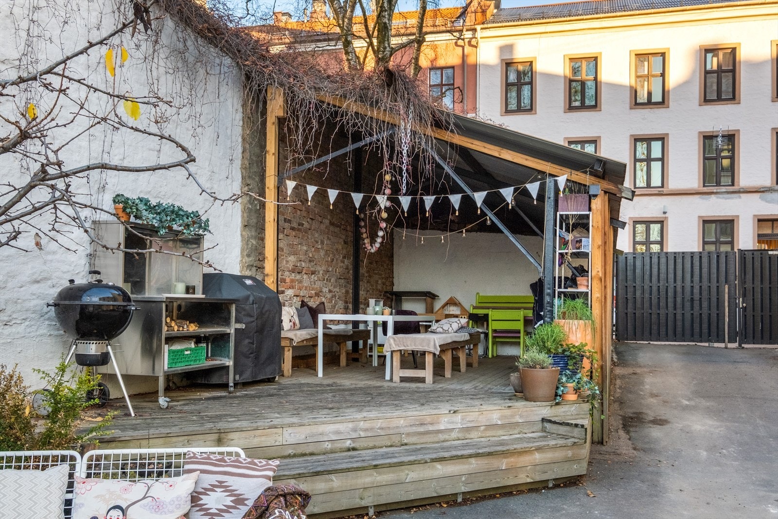 Borettslaget har en hyggelig bakgård med platting og en hyggelig uteplass under tak for de mer ruskete sommerdagene Galleribilde