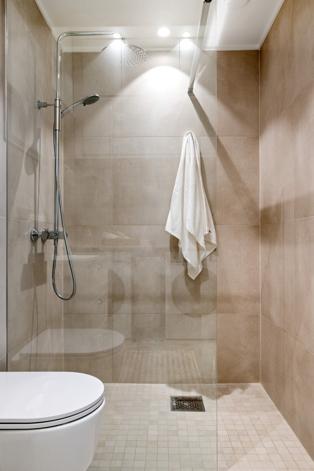 Over dusjsonen er det et praktisk oppbevaringsrom som lar deg holde badet ryddig og skjule det du ikke vil ha fremme Galleribilde