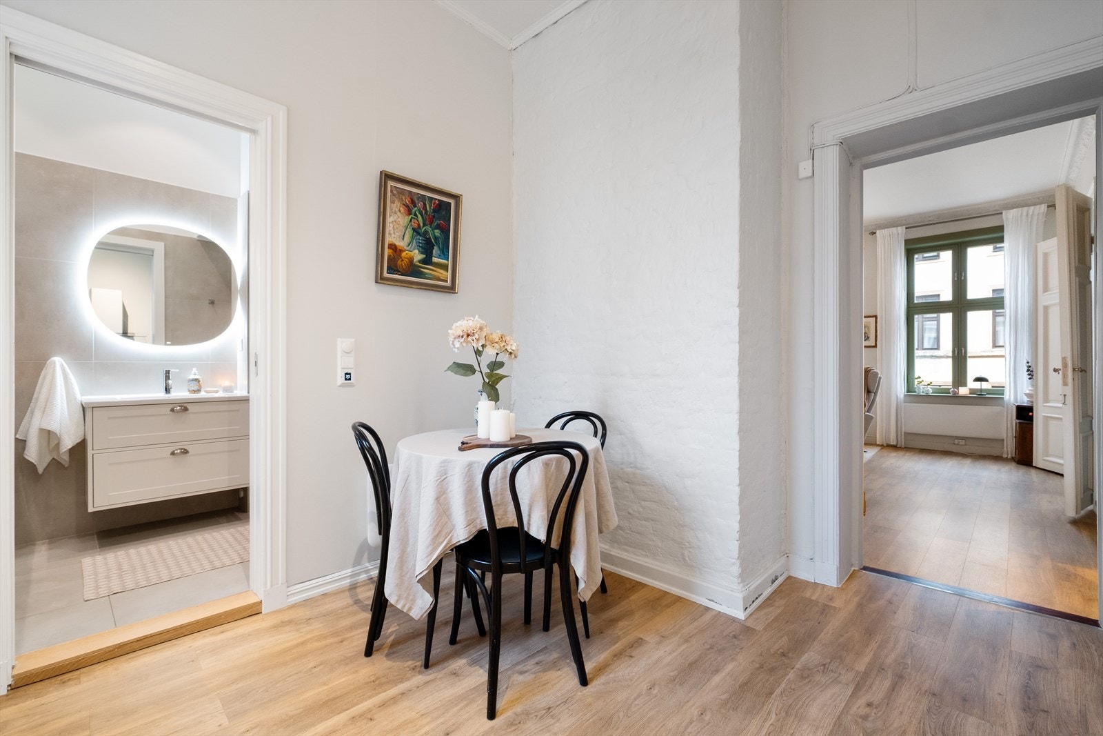 Det er også god plass til et lite spisebord Galleribilde