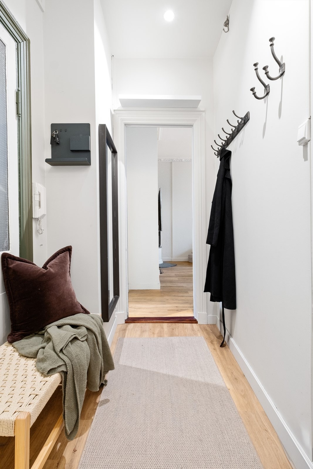 Praktisk entré hvor man har rikelig med plass til yttertøy og sko Galleribilde