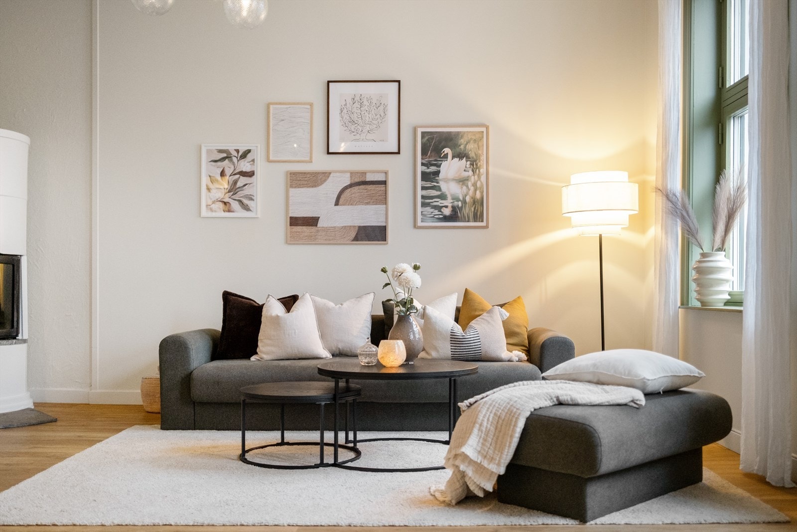 Store vindusflater i boligen sørger for godt med naturlig dagslys, og god takhøyde på over 3 meter i stuen underbygger følelsen av plass Galleribilde