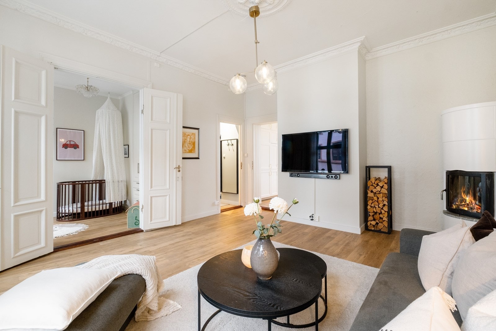 Stuen er meget romslig. Det er gode møbleringsmuligheter og en planløsning som er veldig funksjonell Galleribilde