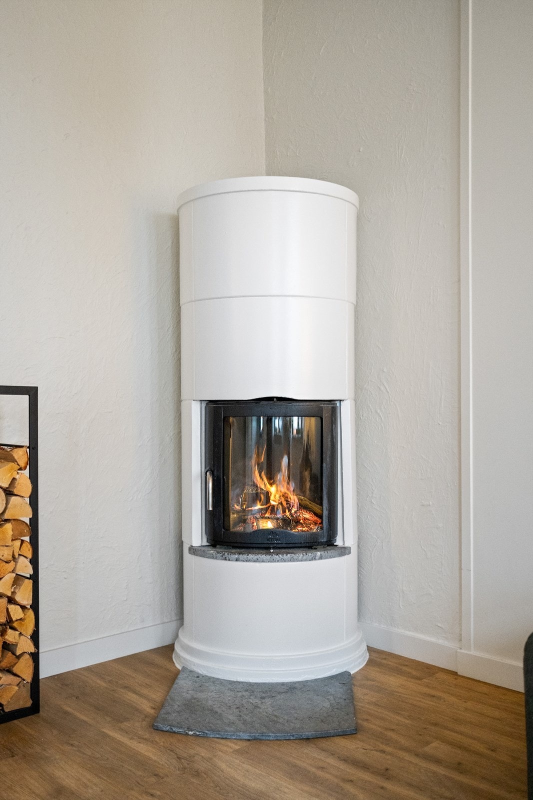 Leiligheten blir primært varmet opp ved bruk av elektrisitet. Utover det finner du en flott peisovn som byr på varme og kos Galleribilde