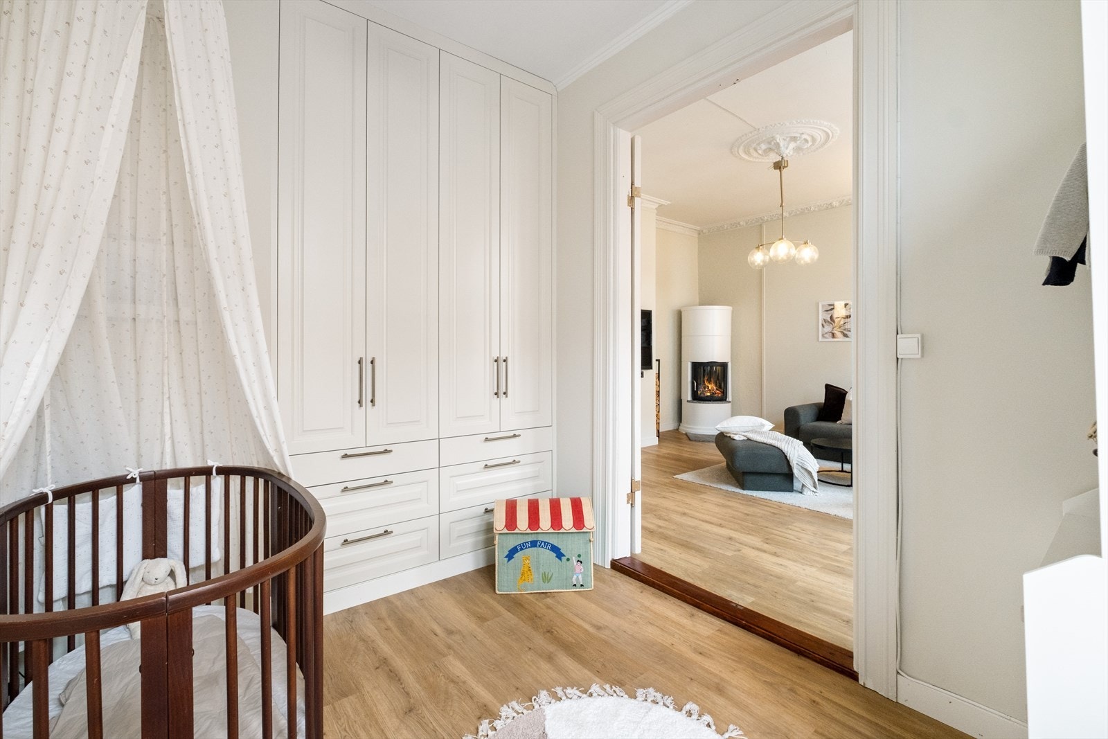 Soverom 2. Her innredet med plassbygget garderobeløsning for god oppbevaring. Perfekt som barnerom, gjesterom e.l. Galleribilde