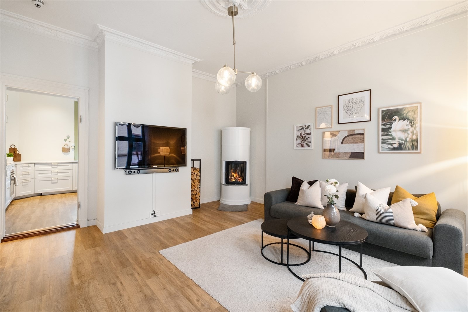 Leiligheten holder en gjennomgående bra standard. Kan fremheve blant annet nytt kjøkken fra 2019, og totalrenovert bad fra 2023 Galleribilde