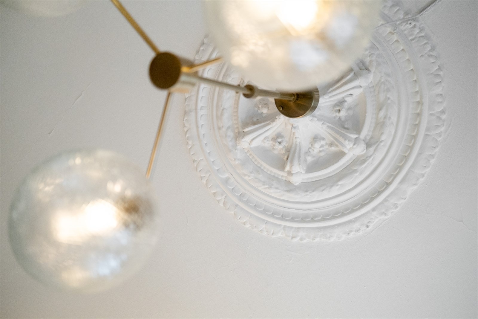 Flotte klassiske detaljer som stukkatur og rosetter Galleribilde