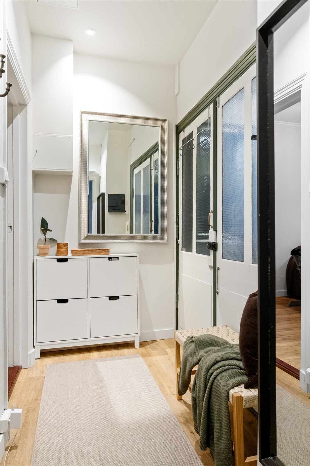 Original to-fløyet dør. Fra entréen er det inngang til Hovedsoverommet Galleribilde