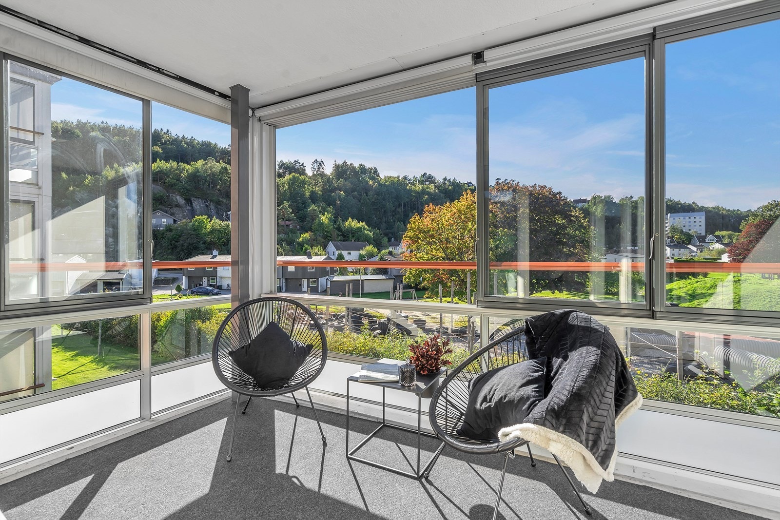 Leiligheten kan skilte med en vestvendt, innglasset balkong. Her er det god plass til både sittegruppe og grill, noe som gjør balkongen til et ideelt sted for å samle familie og venner til hyggelige måltider og gode samtaler. Galleribilde